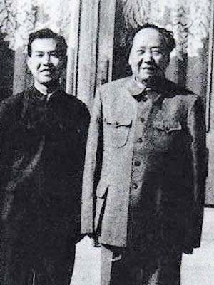 高智當年與毛澤東（右）合照。