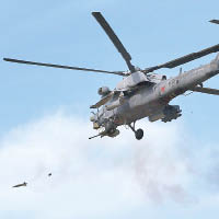俄軍出動直升機演練。