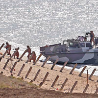 士兵進行搶灘演習。