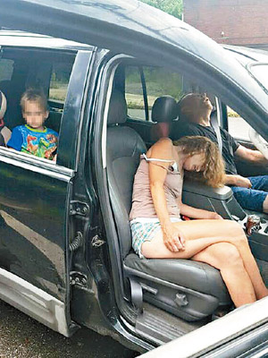兩名成年人神志不清，留在車廂中的小童一臉茫然。（市政府圖片）