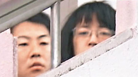 竹內愛美（右）被帶警署時神情慌張。（電視畫面）