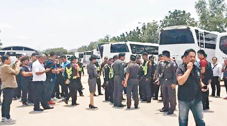 泰國警方在曼谷扣查零團費旅遊巴。