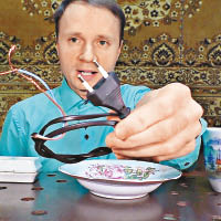 克留科夫示範用叉及勺子煲水和加熱熱狗。（互聯網圖片）
