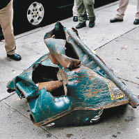 圖為曼哈頓現場炸毀的垃圾桶。