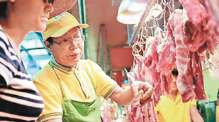 陸步軒在廣州肉菜市場售賣豬肉。（互聯網圖片）