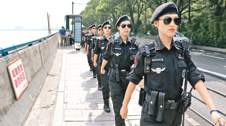 杭州西湖女子巡邏隊在錢塘江邊交叉巡邏。（中新社圖片）