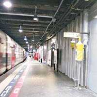 男遊客跌在地鐵站月台隙縫中受傷。