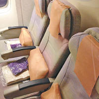 阿聯酋航空波音777客機的窗邊經濟艙座位，為三個一排。