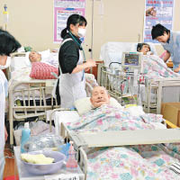 日本人口老化嚴重，老人住院壓力日增。（資料圖片）