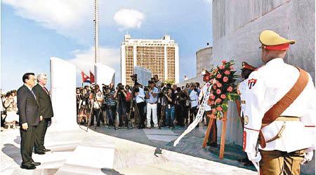 李克強（左）向古巴獨立英雄馬蒂獻花。（互聯網圖片）