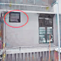 透氣窗（紅圈示）外是走廊，外人借助扶梯輕易接觸到透氣窗。