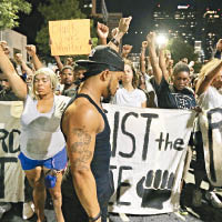 美國近日發生多宗警殺黑人事件，連日有大批民眾示威。（互聯網圖片）