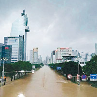 福建<br>福州市內道路嚴重水浸。（互聯網圖片）
