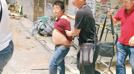 疑犯陳×源（左）被警方帶走。（互聯網圖片）