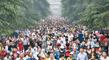 大批遊客湧到南京中山陵參觀。（中新社圖片）