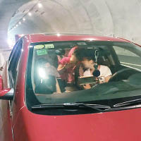 重慶四名自駕遊女子停車等候免費通行優惠。