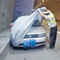 滬蓉高速公路有交警發現車震夫婦。