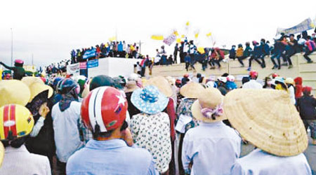 大批越南漁民包圍台塑鋼鐵廠示威。（互聯網圖片）