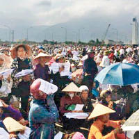 越南漁民要求台塑立即關閉廠房。