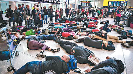 示威者躺在客運大樓地上。（Reclaim The Power圖片）