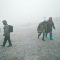 長白山景區遊人冒低溫踏上雪地。（互聯網圖片）