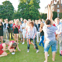 劍橋大學學生曾舉辦意識不良的派對，引起社會不滿。
