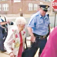 在警員陪同下，森斯乘警車到當地老人中心。（互聯網圖片）