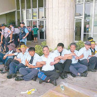 台化員工手拉手在縣政府大門外圍坐。