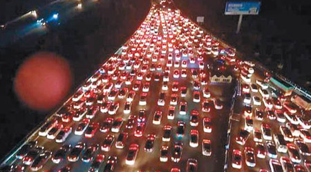 京港澳高速公路進京方向因大塞車，晚上成「最美夜景」。（互聯網圖片）