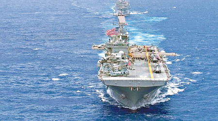 美軍兩棲攻擊艦「理查德號」帶領的戰鬥群在南海實彈演習。（互聯網圖片）