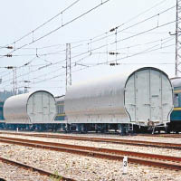 數列全白色車身的列車內載東風41導彈。（互聯網圖片）