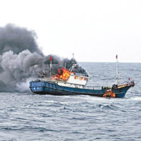 南韓海警上月尾向中國漁船投擲震撼彈，致船員被濃煙焗死。