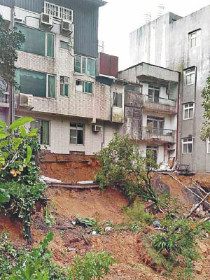 房屋的地基泥土流失，岌岌可危。（中時電子報圖片）