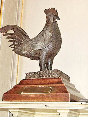 公雞銅像被學生批評是殖民主義象徵。（互聯網圖片）