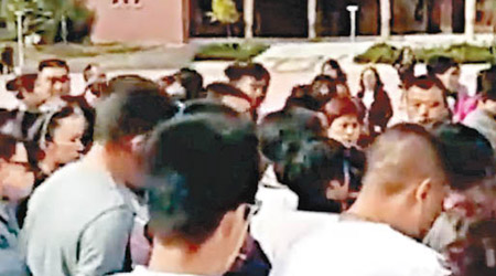 大批家長包圍學校交涉。（互聯網圖片）
