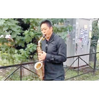 網傳有中國男子在俄街頭吹奏樂器招親。