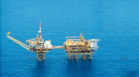 日外務省指兩座中國東海油氣鑽油台冒出火燄。
