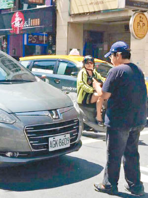 《台蘋》女記者（右）阻擋警車涉妨害公務。（資料圖片）