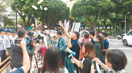 「黨工人權益自救會」成員到黨產會抗議。（互聯網圖片）