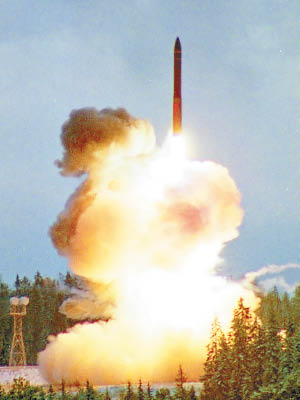 俄軍成功發射一枚白楊型洲際彈道導彈。