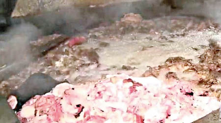 淋巴廢肉在油鍋內翻滾，相當惡心。（電視畫面）
