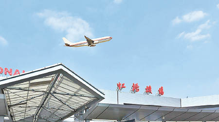 東航兩架客機在上海虹橋機場幾乎相撞。（互聯網圖片）