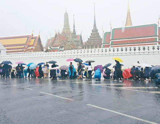 國葬泰王 儲君一年後即位 民眾續冒雨留守大王宮外悼念