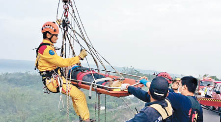 消防員用吊臂車將兩人吊返橋面。（互聯網圖片）
