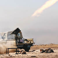 庫爾德部隊向IS據點發射火箭炮。