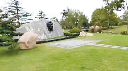 清菊園大理石墓碑上有黃菊雕像。（互聯網圖片）