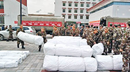 武警在雜多縣搬運救災物資。（互聯網圖片）