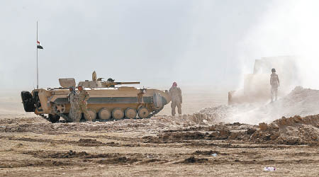 伊軍蓄勢待發，準備炮轟IS據點。
