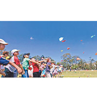 布里斯班一眾親子參加紙飛機比賽。（互聯網圖片）