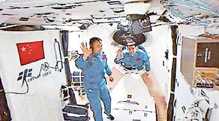 景海鵬（左）及陳冬（右）進入天宮二號太空實驗室工作。（互聯網圖片）